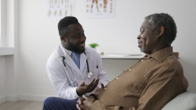 homme parlant à un médecin à propos du cancer de la prostate
